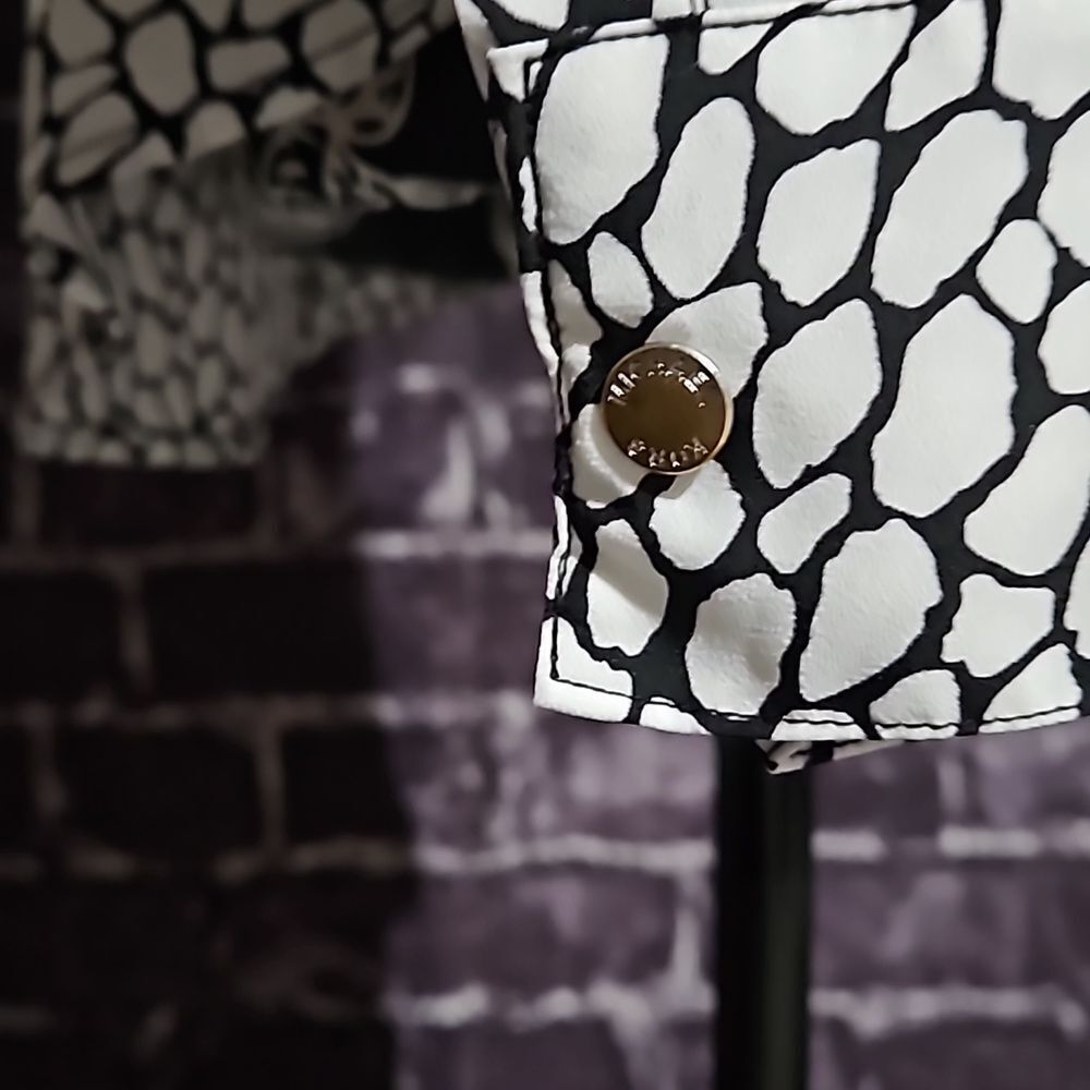 Michael Kors Black & White Abstract zip up Top CLEARANCE - Picture 6 of 13